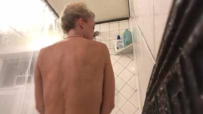 Jump in de line, for a juicy shower! Weldwerks Brewing Co had too much fun with this beer name, &amp;amp; I love it 😂 This is a playful showerbeer, featuring Harry Belafonte &amp;amp; delicious &ldquo;Juicy Bits&rdquo; IPA out of Greeley, Colorado. Cheers! 🎶🍻