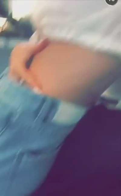 Kylie puts her hand in Kendals pants 🤤 Petition to bring the old Kylie back?