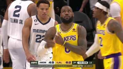 [Highlight] D'Angelo Russel with two back to back 3s to give the Lakers a 20 point lead!