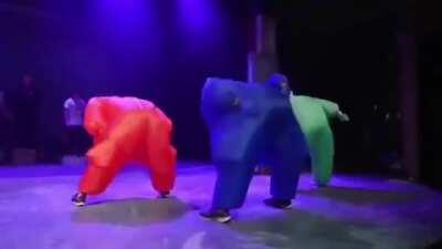 recomiendo que le bajen el volumen y si es posible verlo entero