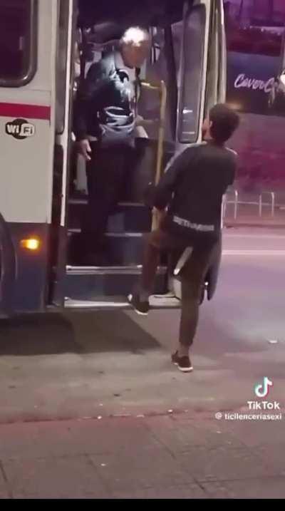 Pelea entre un fisura y colectivo. Paso ayer