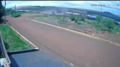 Train derails while passing through a populated area - Marilândia do Sul, Brazil - November 2nd, 2022