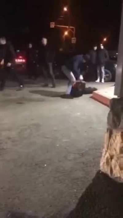 В Нижнем Ломове (Пензенская область) копы стояли и наблюдали за тем, как быдлосы запинывают человека.