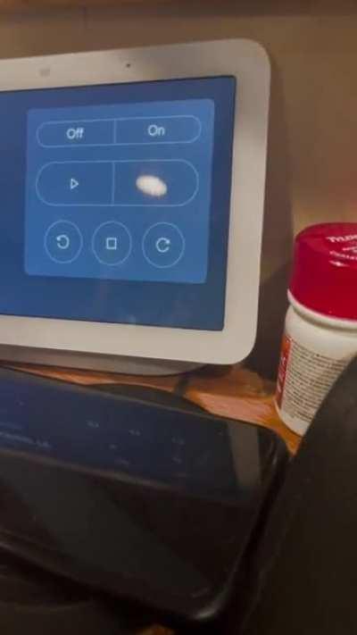 Google hub is crap i dont speak bilingual even alexa got it on the first try wth fix this
