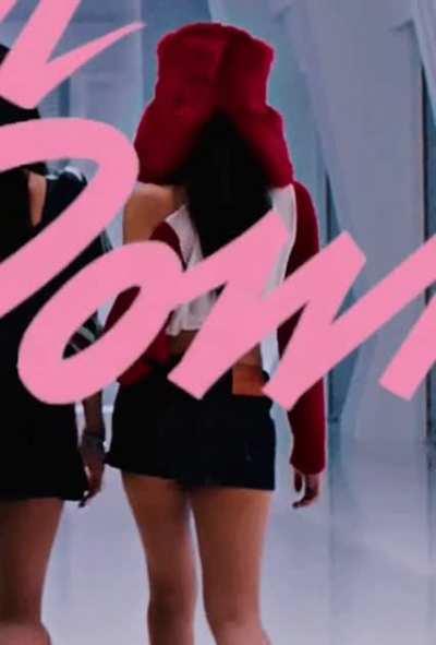 Imagine if jennie's skirt was a little shorter in this clip 😩