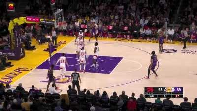 [Highlight] D'Lo fools OG Anunoby with the fake pass and scores the layup!