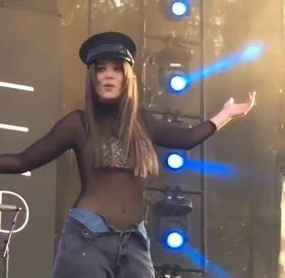 Hailee Steinfeld is so hot 🔥