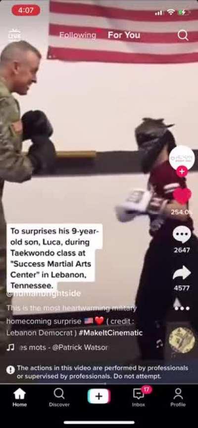 the way he pauses when he hears his voice 😭😭