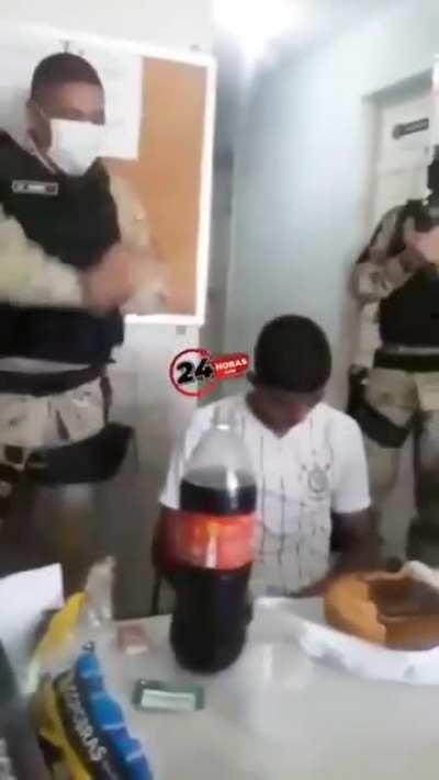 La policía brasileña celebrando el 18 cumpleaños de un chavalito que ha robao para poder arrestarle después (no es invent).