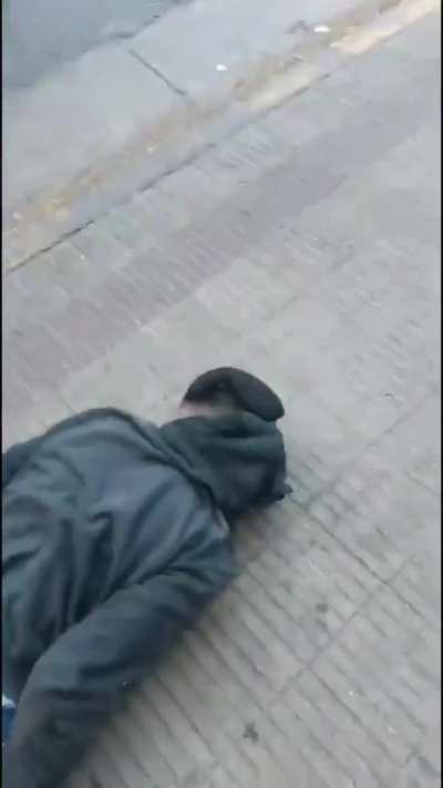 Dos chorros le quisieron robar a un taxista pero el loco los cago a piñas. Después vino la policía y los detuvo.