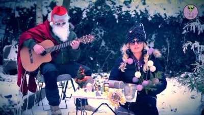 Alter der Heinrich hat ja ma wieder einen rausgehauen. 🤣😂🤣 Ich wünsche allen traditionellen Familien ein frohes Fest. Ich geh mich jetzt auf dem Weihnachtsmarkt mit Glühwein aufwärmen. GaLiGrü 🤪🤪🤪