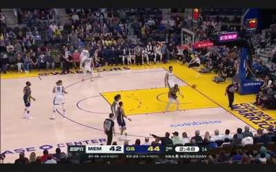 [Highlight] Draymond Green makes a shoot pass straight to the ref's face