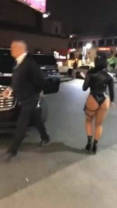 love watching demi walk away