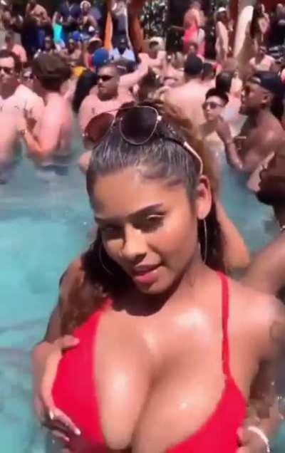 Elsaaababy shaking her massive melons