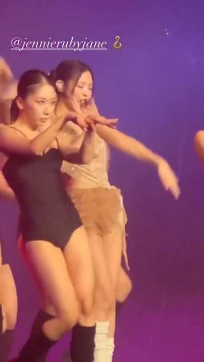 OH MY GOD WE NEARLY HAD A NIPSLIP FROM JENNIE'S BOOBS 😳😳😳