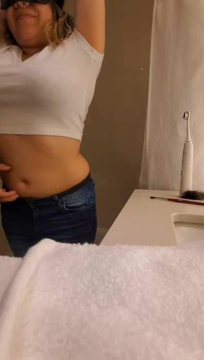 Leslie Bellybutton Tickle