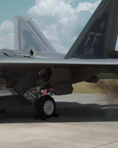 🇺🇲 The launch of the auxiliary power unit (APU) on a Lockheed Martin F-22 Raptor of the US Air Force [video]