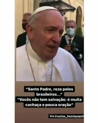 Turista brasileiro no Vaticano pede que Papa reze pelos brasileiros. O Papa ri e diz 