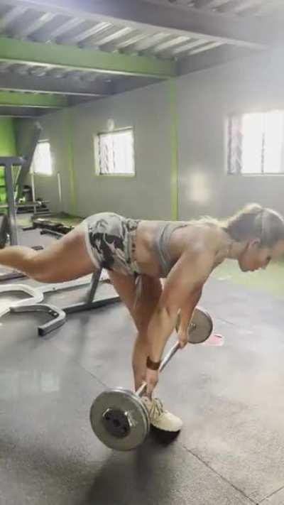 Single leg RDL’s to grow that booty ;)