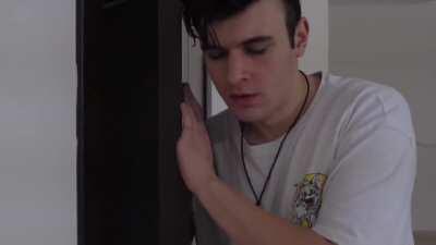 Oğlun odasına kimya ödevini yapmak için gitmiştir;