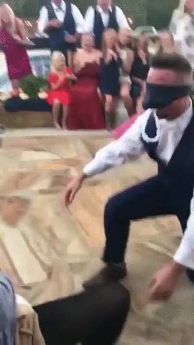 Оказывается, ебнутые конкурсы на свадьбах устраивают не только в России