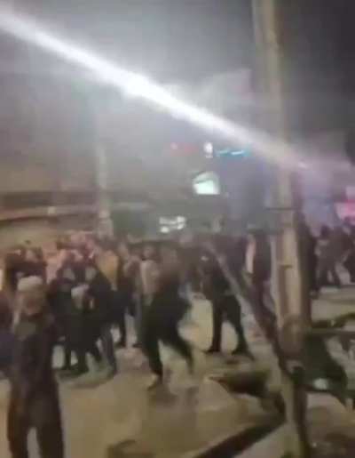 极权的崩溃始于枪口抬高一寸：当伊朗警察屌毛开始挥手