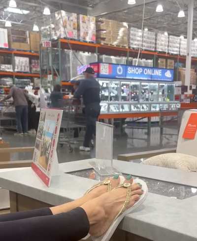 Oh no. A new color and here I am at Costco 😂. Where's my foot fans. Y'all not at the right Costco 😂