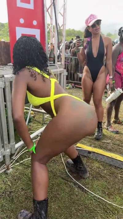 Getting on bad in St. Lucia 🇱🇨 (@official.deefinewhine)