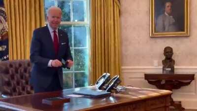 Tão divulgando este vídeo como se Biden estivesse debochando do Bolsonaro quando perguntando quando iriam se falar. Tirem suas próprias conclusões