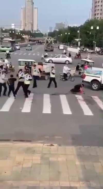 邯鄲獻忠 已經搶救無效死亡 這警察搞笑來的