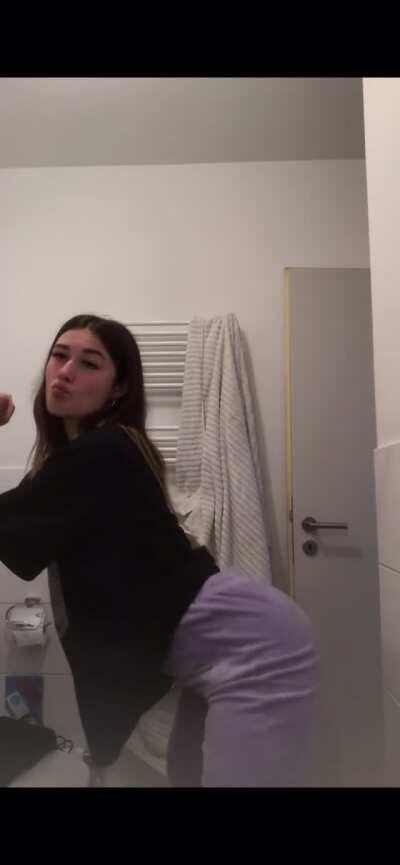 Jana Nell am twerken