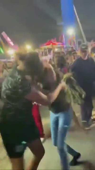 Girls Fight in Australian show 