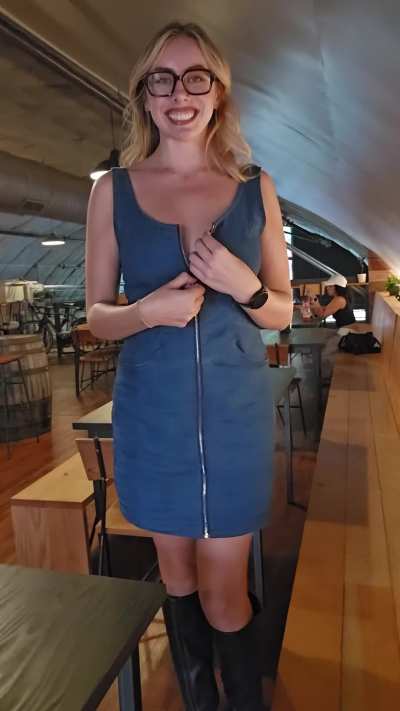 Going LIVE from a bar in 15 minutes!! Can’t wait to flash and get crazy 🥰 (and yes, I’ll have my lovense in!)