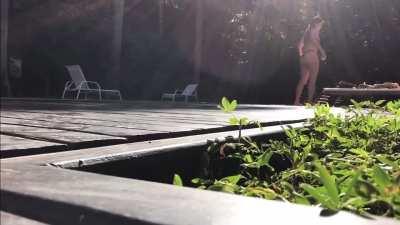 Nadando para refrescar meus peitos