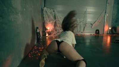 Spooky floor twerk 🍑 🔥 😉