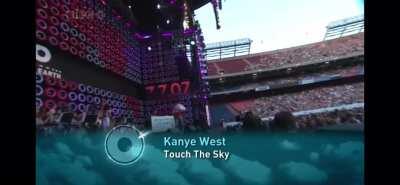 Kanye running while singing Touch the Sky live at 2015 BBC Live Earth, really don’t get why we never brought this up
