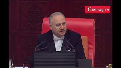 Hiç bu kadar harika bir anlatım görmemiştim, TBMM' de gerçekten halkının vekili olan vekiller de var ama göründüğü üzere diğer vekiller onları dinlemeyi reddedip, orta çağda olduğu gibi sadece bağırıyorlar.