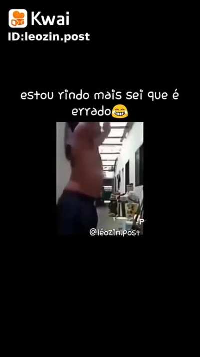 mano quase rir mas sei que rir disso e errado o cara tem uma doença que não sei o nome