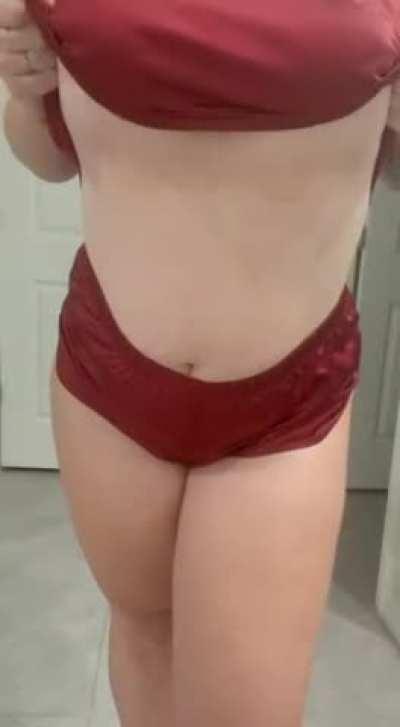 Make my Xmas dreams cum true and be one of the first to subscribe to my NEW OnlyFans 😘 Brand new account where I'll be posting a steady stream of steamy content. Lots of horny MILF solo masterbation and I am also available for sexting, dick rating, and al