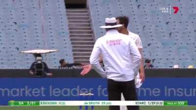 Mitchell starc issuing warning not to cross the crease before bowling the ball.