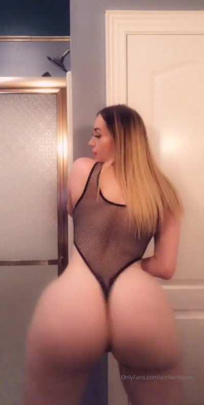 Sexy White Girl With Big Ass 🍑 Link in Comment ⬇️💯