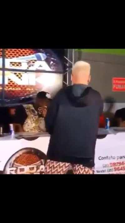 Charmes se comunicando através de um Pokemon