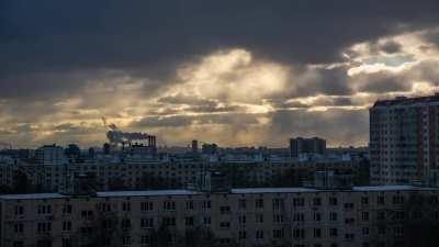 Бегут по небу синему облака из латуни. ОС