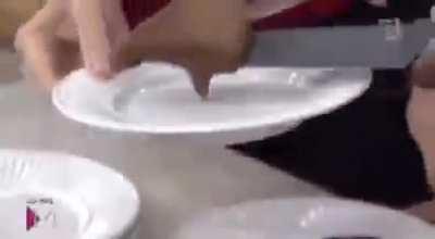 Imagino o desespero do diretor ou produtor gritando no ponto dela que o fogão é do patrocinador