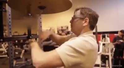 Посмотрите, как он работает кулаками!!! (звук)