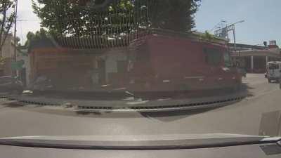 El camino hecho para los Bondis que tienen que doblar en el viaducto Dorrego y casi no usan. Muy util cuando se pone en rojo.