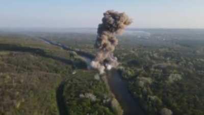 Ukrainian forces destroy the railway bridge between Rubizhne and Lisichansk with 3 tons of TNT.