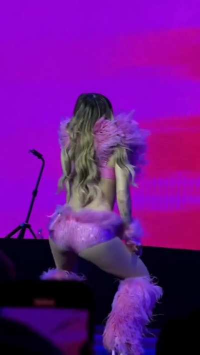 Como mueve esa colita 🔥🍑