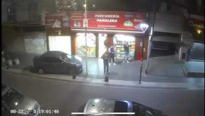 Así reciben a los saqueadores los dueños de una pañalera