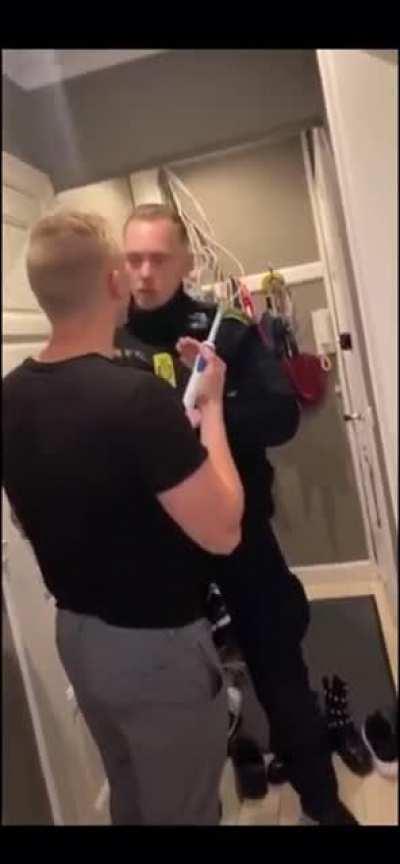 Tru aldrig politiet med en eltandbørste i eget hjem